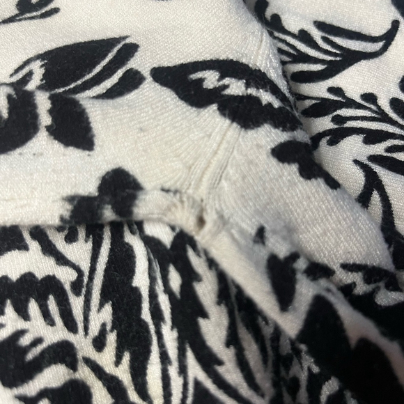 Black and White floural Patterned double zipper Sweater - Picture 7 of 9